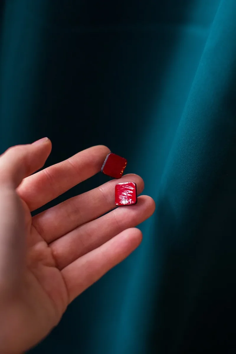 Bottoncini squadrati in pelle verniciata - immagine 8