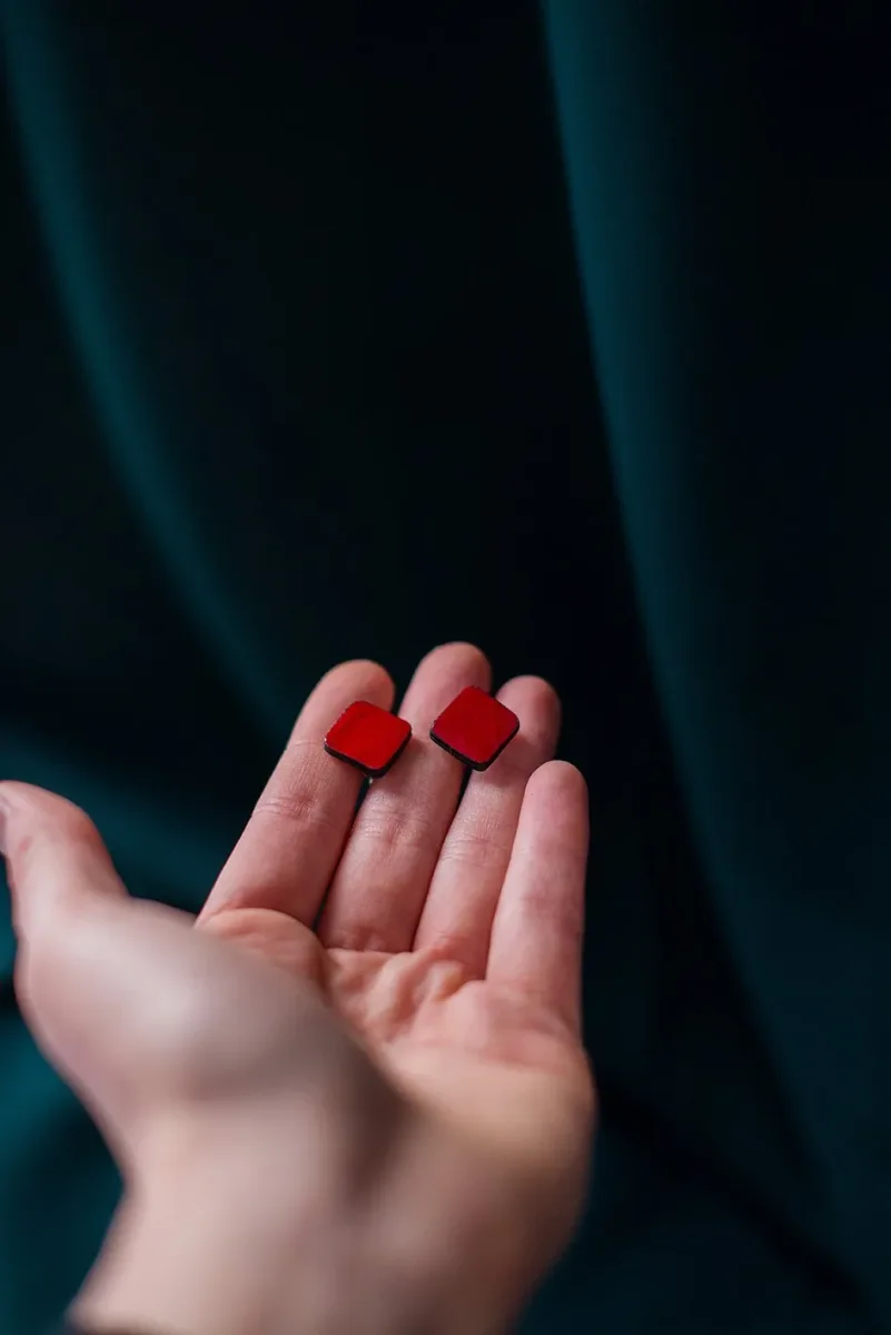 Bottoncini squadrati in pelle verniciata - immagine 3