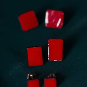 Bottoncini squadrati in pelle verniciata