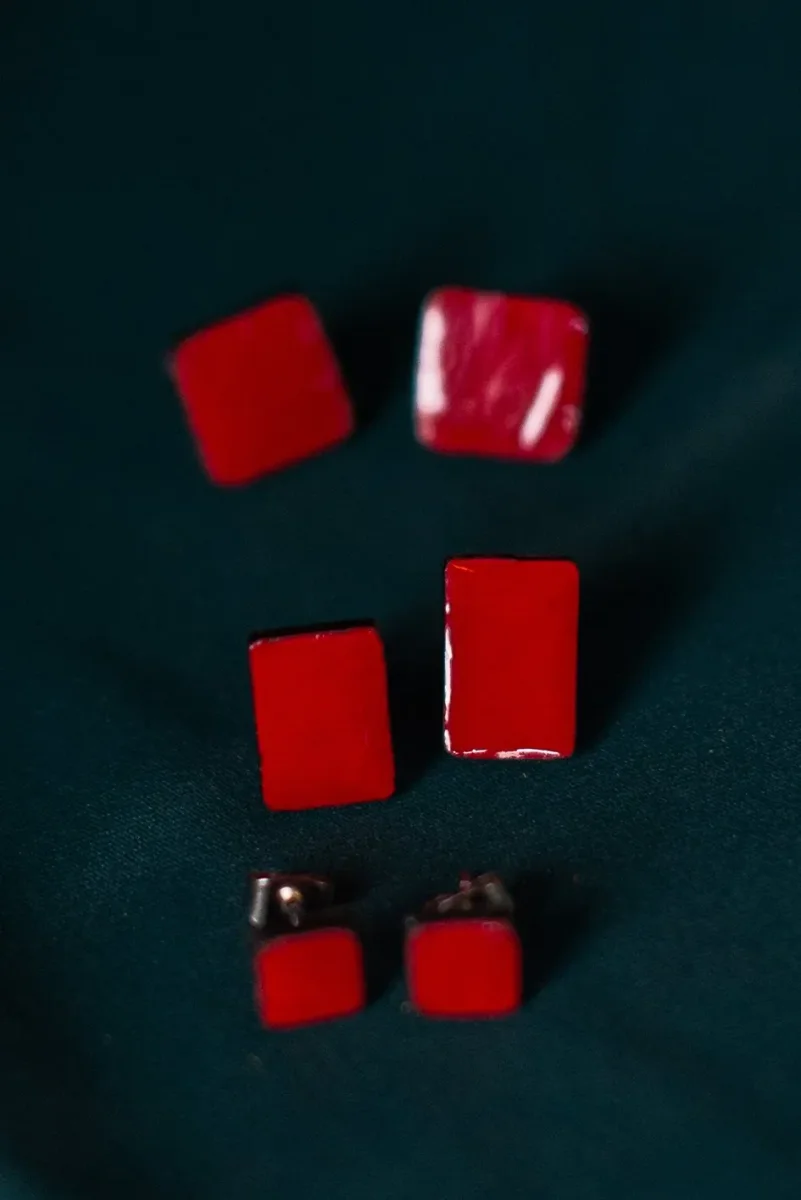 Bottoncini squadrati in pelle verniciata - immagine 2