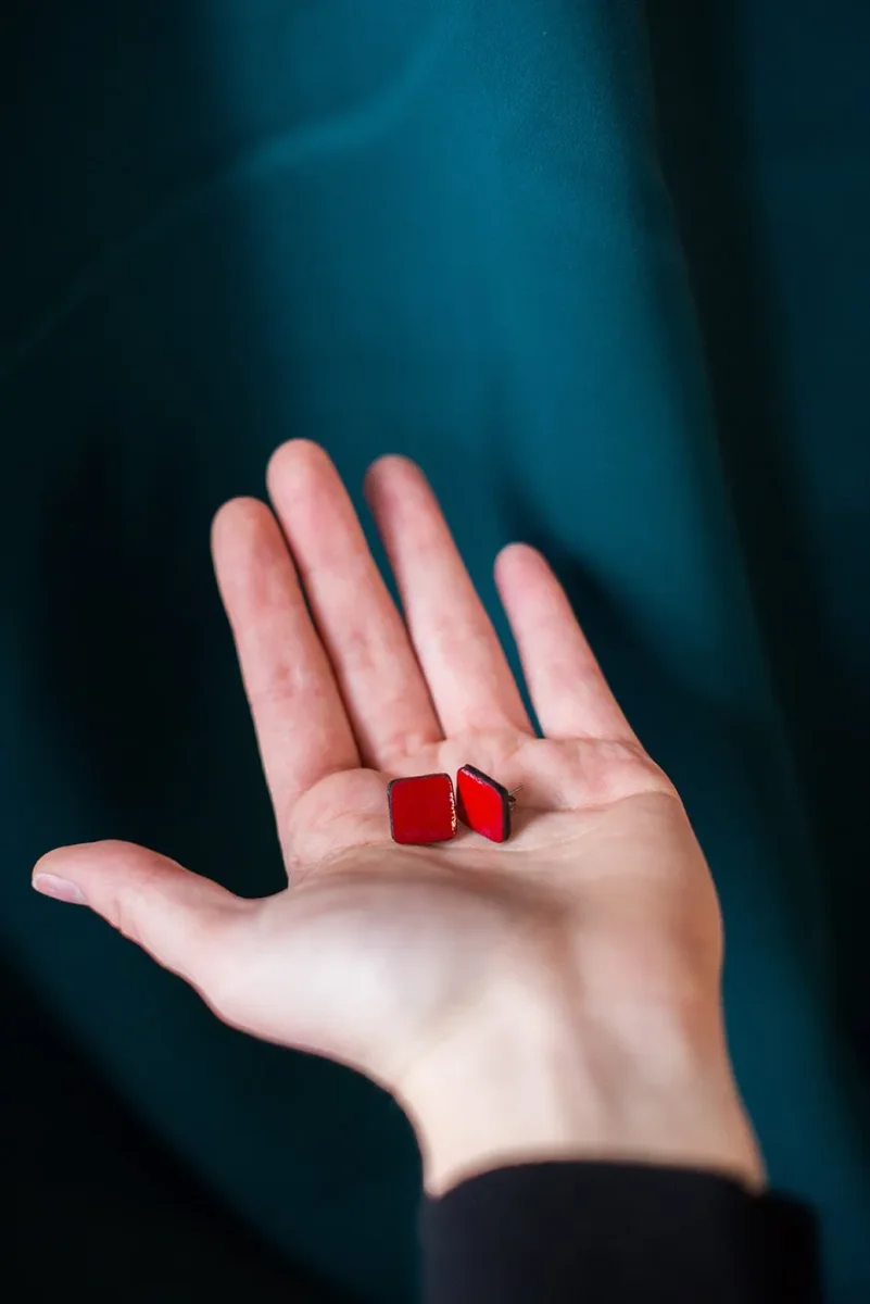 Bottoncini squadrati in pelle verniciata - immagine 5