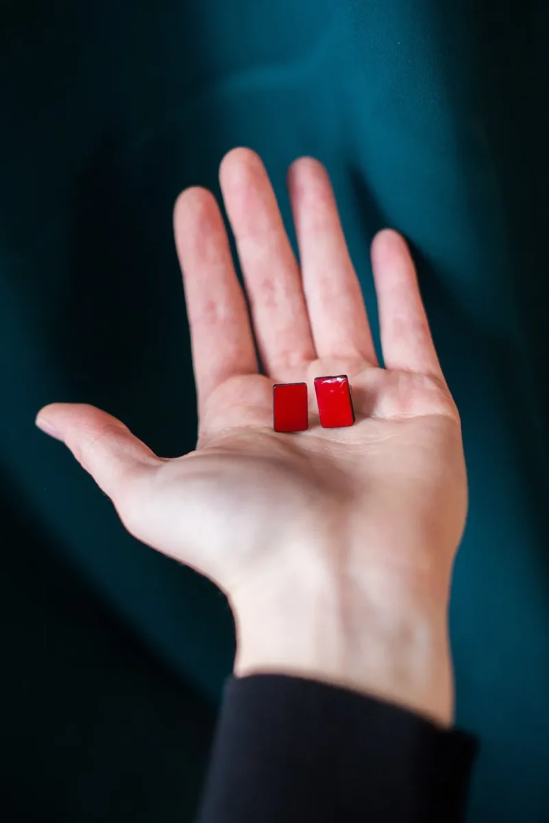 Bottoncini squadrati in pelle verniciata - immagine 6