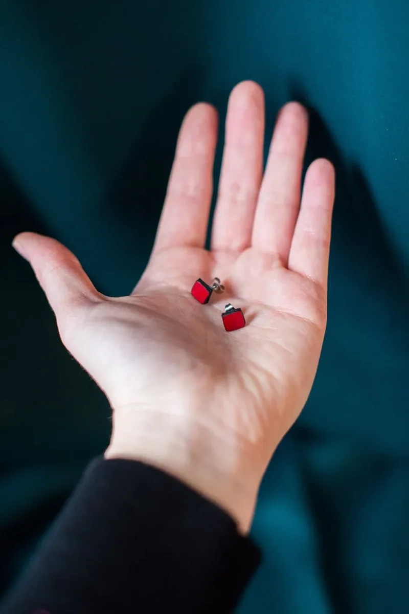 Bottoncini squadrati in pelle verniciata - immagine 4