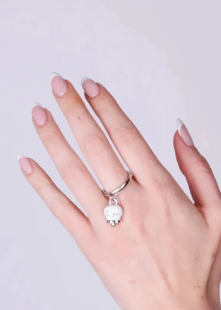 Anello in Acciaio con campanella pendente bianca con scritta Capri - immagine 3
