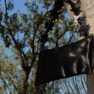 Black Ninfea – Borsa in seta con frange e fiori in pelle (Preordine)