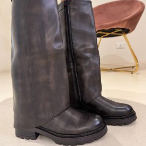 Stivale rovescia e fibbia