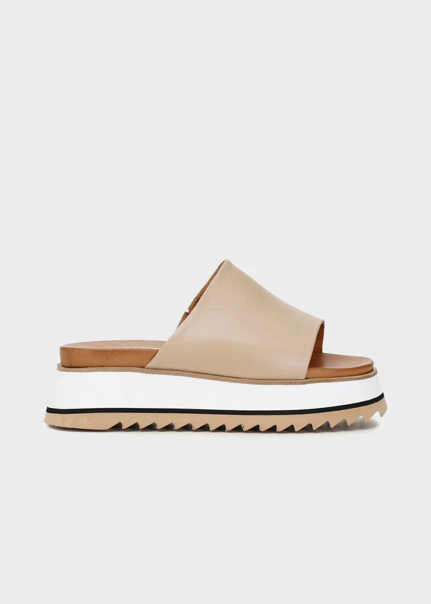 Ciabatte in pelle con zeppa - immagine 2